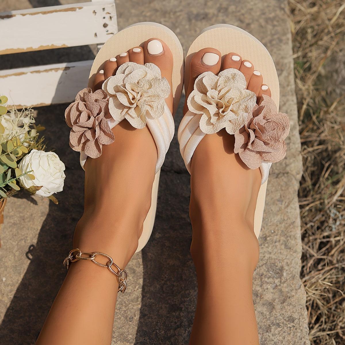 Beige Flip - Flops mit Blumenmuster für stilvolle Sommerlooks - Reminora