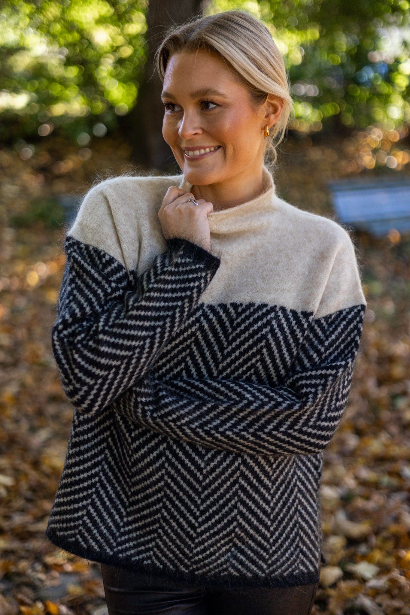 Turtleneck Sweater Women with Chevron Pattern and Contrasts