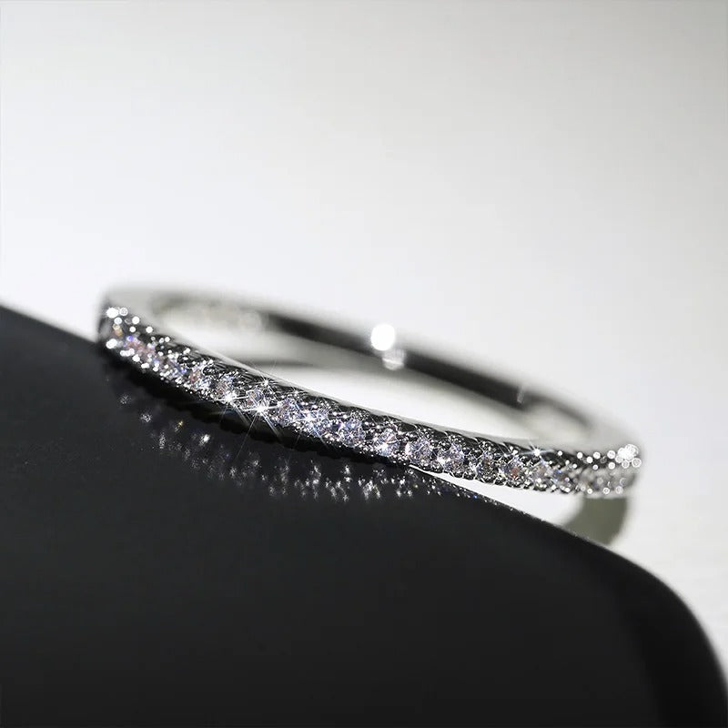 Huitan Elegante Minimalistische Dichte Ringe für Damen – Atemberaubender Cubic Zirconia Akzent