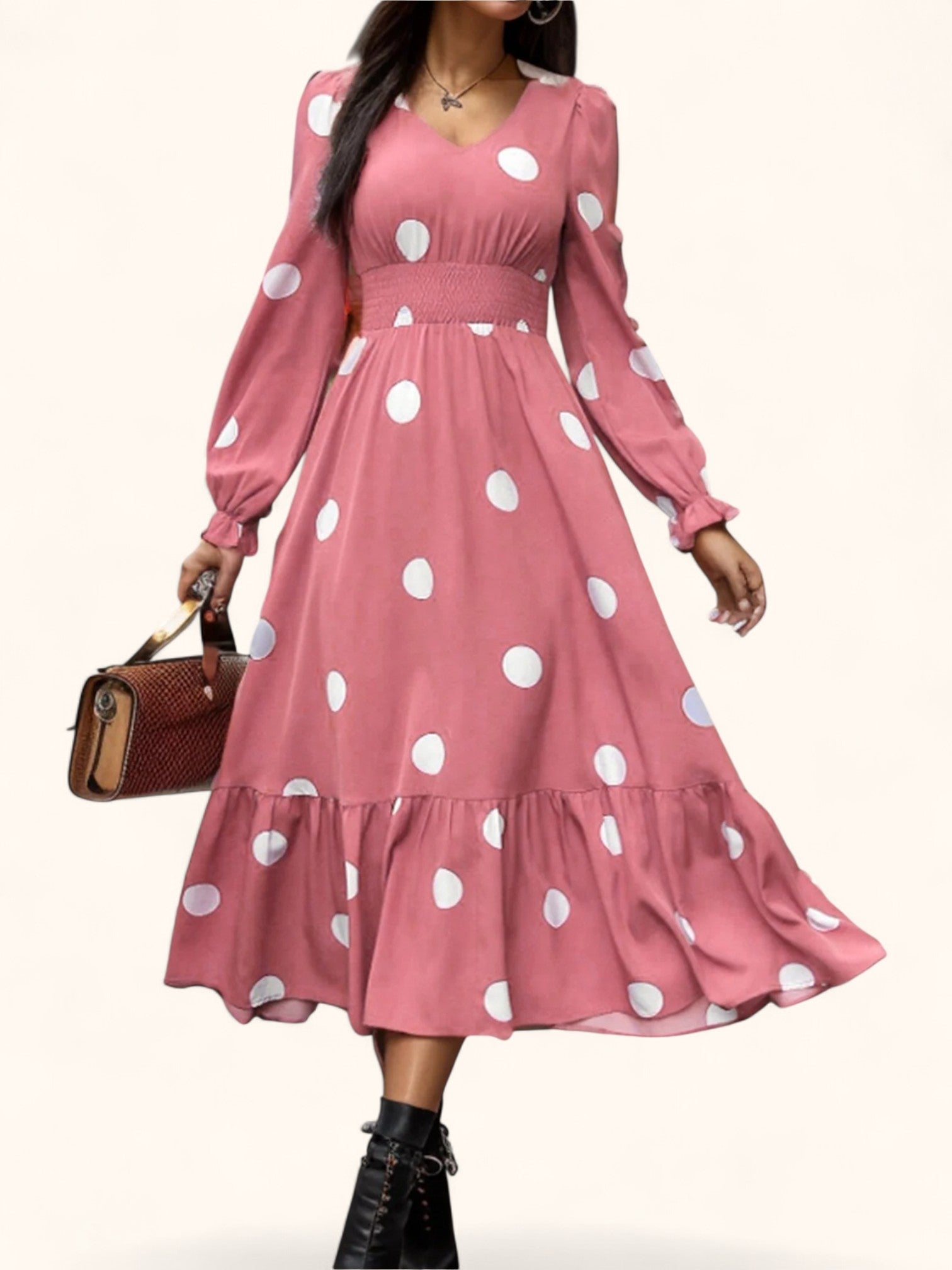 Elegantes Langarm-Kleid mit Punkten und V-Ausschnitt